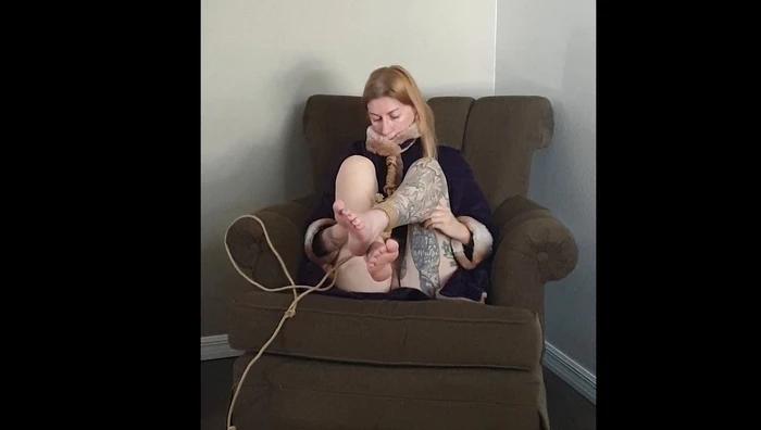 Morning Rope for Beauty Blond Barefoot in My Robe