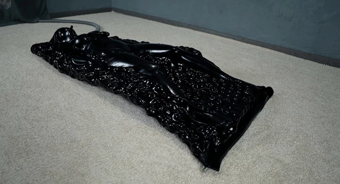 Black vacuum bed without frame with pear gag and balls