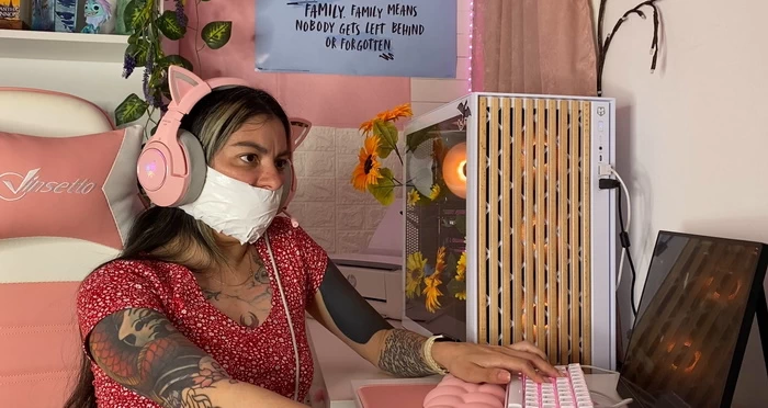Liricaa selfgag’s herself for a gaming session