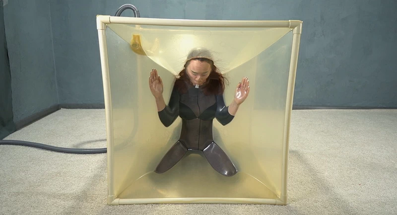 Experiment with vibro ass up in a transparent cube