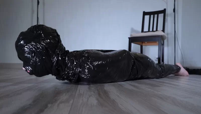 Mummified vibro-tease: Sassy Kira gets humbles