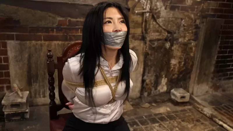 Nao Iinari is a salary woman lost in the Shunjuku train station