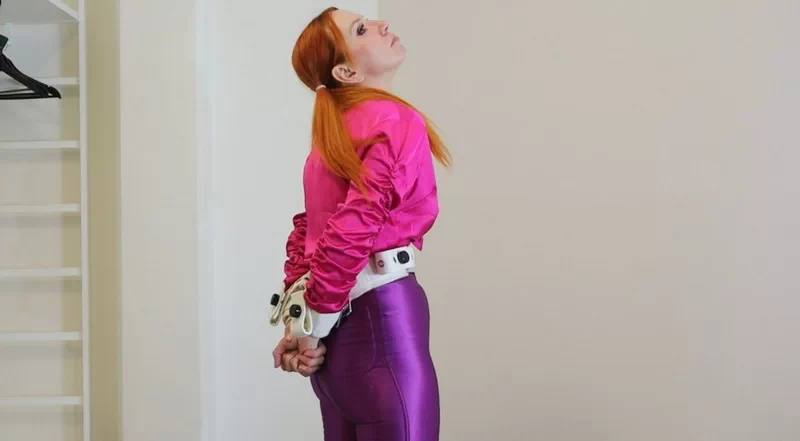 Redhead Model Tries The Segufix Transport Belt