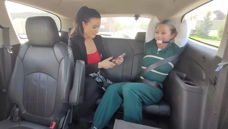 Retired actress strikes a deal with a corrupt prison warden
